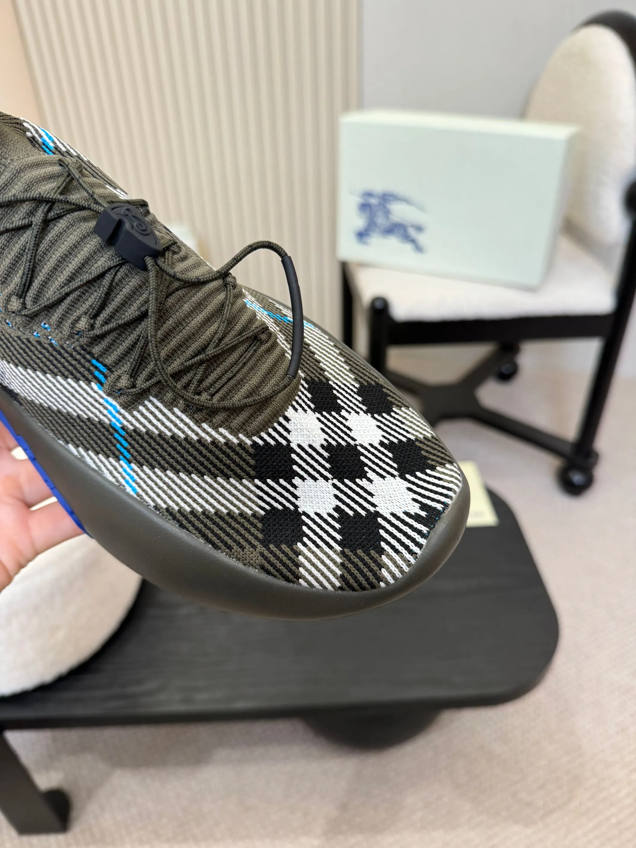 Men's men's shoes💰680 Burberry's 2025 hot model is released, ultra-light socks and shoes, versatile, decorated with worsted Burberry plaid pattern. Featuring a mesh lining and checkered laces, the rubber sole features the archive Burberry monogram. From Burberry's iconic collection, these wardrobe staples are interpreted with the brand's signature style.   ✅Fabric: Classic cotton fly ✅Lining: Silk cow lining ✅Outsole: Ultra-light rubber foam sole ✅Color: apricot, original packaging ✅Code number: Men's 39-46 (39,46 customized)